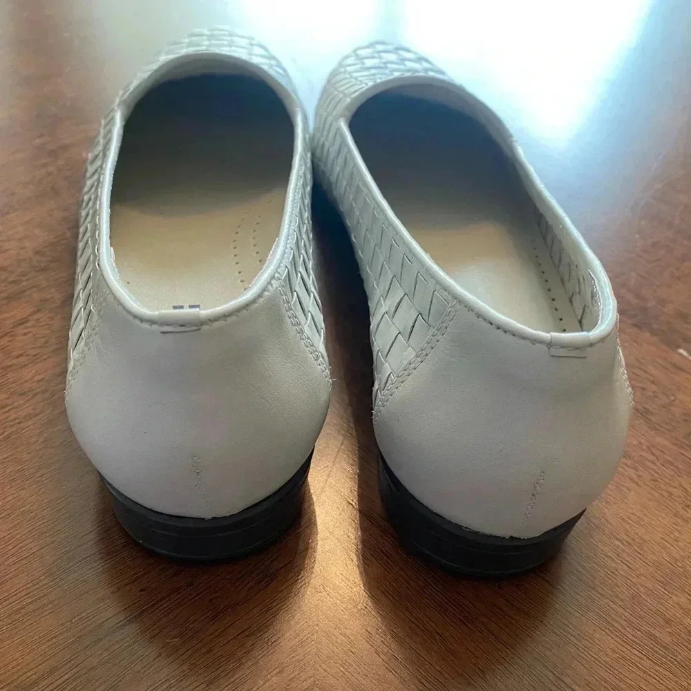 Trotters Liz Woven Minimalist White Luxurious Leather Career Loafer Womens 9 EUC